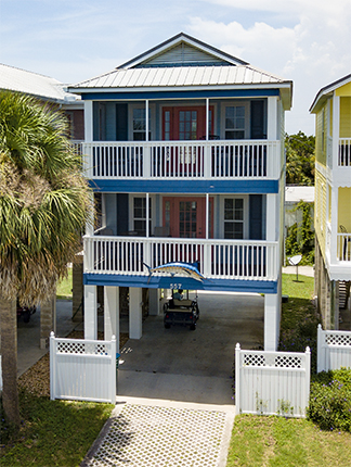 front view of the Lucky Catch building, Cedar Key accommodations